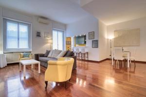 At Home - TuratiPorta Nuova Apartment