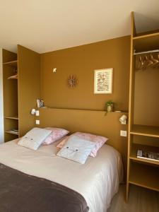 B&B / Chambres d'hotes Maison M, chambre privee acces jardin piscine et jacuzzi pres de La Rochelle : photos des chambres