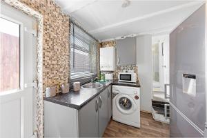 Cosy 3-bed House Free Parking and Hot tub