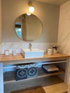 B&B / Chambres d'hotes Maison M, chambre privee acces jardin piscine et jacuzzi pres de La Rochelle : photos des chambres