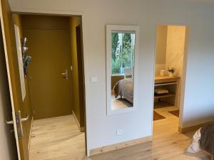 B&B / Chambres d'hotes Maison M, chambre privee acces jardin piscine et jacuzzi pres de La Rochelle : photos des chambres