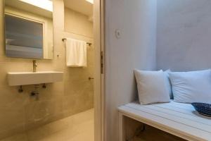 Gorgeous Apt in front of the Sea at Klima Milos