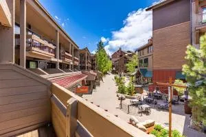 Flurry by AvantStay Tahoe Donner Home w Access to Northstar Resort Community - 金斯伍德庄园