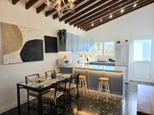 Newly renovated 2 bedroom apartment with Pool & Seaview - 3hvězdičkové hotely ve městě Pafos