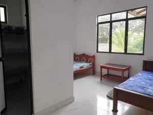 Bee resort - Mailagamuwa