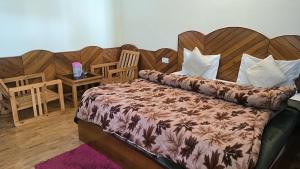 Gaurav Guest House, Old Manali - Riverside Property !! River & Mountain View !!