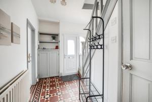 4 Bedroom House in Coventry, Sleeps 6, with Free Unlimited WiFi and Parking