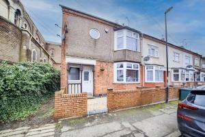 4 Bedroom House in Coventry, Sleeps 6, with Free Unlimited WiFi and Parking