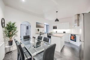 4 Bedroom House in Coventry, Sleeps 6, with Free Unlimited WiFi and Parking