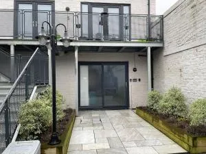 Coronation Court - 莱姆河下游的纽卡尔斯