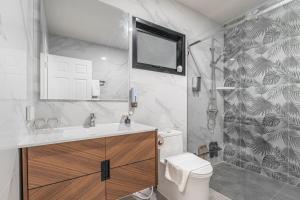 芭提雅市中心 现代轻奢 独栋双层泳池别墅 五房六卫 全新 大空间