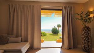 Luxury Renovated 2BR - OceanViews - Pool - Torremuelle