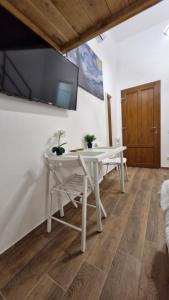 Cozy Old Town Apartment Eugen Carada Street