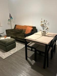 Cozy 2-Bed Home near Barnwell Country Park - Free Parking