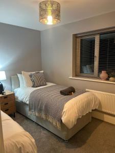 Cozy 2-Bed Home near Barnwell Country Park - Free Parking