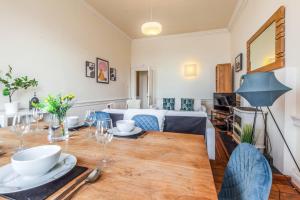 Large Super Central 3 Bed -Princes Street, Parking