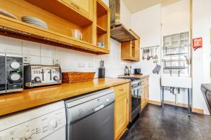Large Super Central 3 Bed -Princes Street, Parking