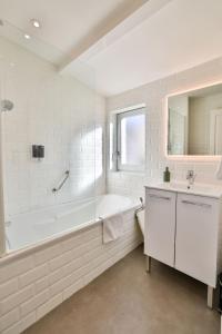 Appartements LE LUCIEN Eco-Appart'Hotel - Angouleme - Centre - Wifi - Parking prive - Classe 4 etoiles : photos des chambres