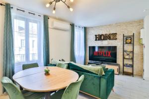 Appartements LE LUCIEN Eco-Appart'Hotel - Angouleme - Centre - Wifi - Parking prive - Classe 4 etoiles : photos des chambres