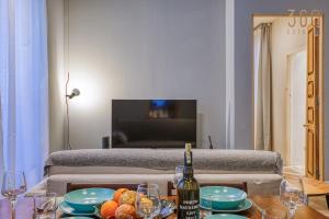 Designer finish, 2BR home with Smart TV & WIFI by 360 Estates