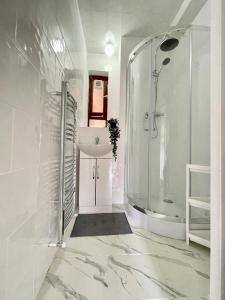 Colourful 4 Bedroom Property - Mile End - Central, Hammersmith & City and District Lines