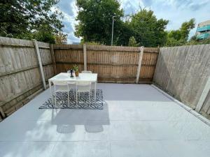 Colourful 4 Bedroom Property - Mile End - Central, Hammersmith & City and District Lines