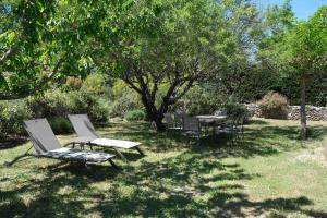 Air-conditioned house in the Luberon with heated swimming pool in Saint Saturnin les Apt - 8 people.