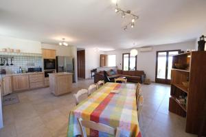 Villas Air-conditioned house in the Luberon with heated swimming pool in Saint Saturnin les Apt - 8 people. : photos des chambres
