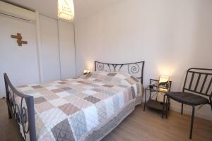 Villas Air-conditioned house in the Luberon with heated swimming pool in Saint Saturnin les Apt - 8 people. : photos des chambres