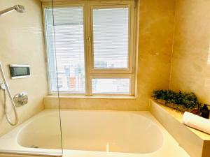 Luxury Stay with Stunning Views in Prime Location - Perfect for Business or Leisure