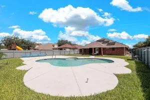 Spacious & Central Pool Home By McAuliffe Park - فار