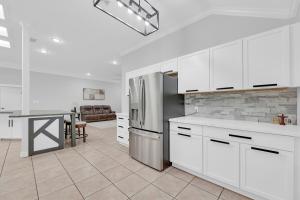 Spacious & Central Pool Home By McAuliffe Park
