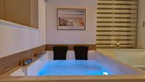 La suite Nature jacuzzi au cœur du château de Boissettes - Pringy