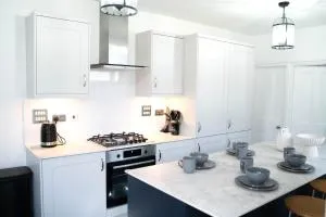 Rochester Premier Retreat 4-Bedrooms House - Strood