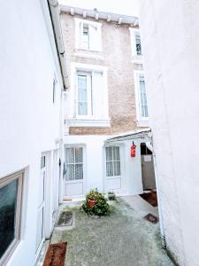 Sejours chez l'habitant Chambres Poitiers Centre Ville - Salle de Bain, Refrigerateur, TV et machine a cafe privatifs - Cuisine commune - Terrasse - Hotel de ville a 200m : photos des chambres