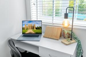 Spacious 3BR Nottingham City Hospital with PS4