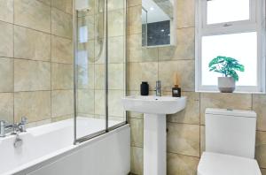 Spacious 3BR Nottingham City Hospital with PS4