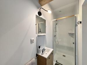 Maisons d'hotes Chambres privees avec salle d-eau, clim, TV - Proche circuit - Campagne - 2p : photos des chambres