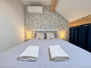 Maisons d'hotes Chambres privees avec salle d-eau, clim, TV - Proche circuit - Campagne - 2p : photos des chambres