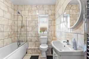 Stylish 5 Bed in Peak District Gem - Games Rooms