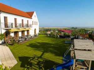 Weingut & Gästehaus zum Seeblick - Familie Sattler - 布如克纽多夫