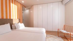 New 3BR w Rooftop & Balcony Views by LovelyStay