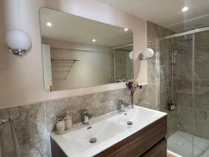 Maisons de vacances Le Chalet - maison avec jardin et parking : photos des chambres