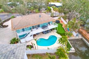 Home ON Key with pool, hot tub, putting green, arcade games, bike & mins to beach!