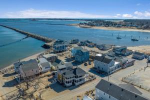 Renovated Coastal Haven Camp Ellis Classic Escape