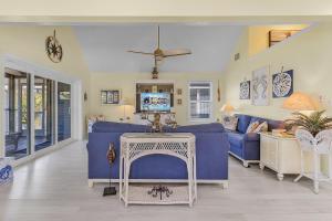 Close to Beach, Secluded Pier with Partial Bay Views - Blue Bayou A - Roelens