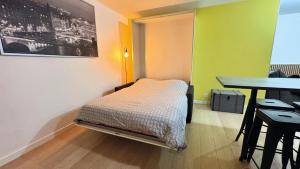 Appartements Le Faubourg-Raines - Chaleureux studio a 5mn de la gare : photos des chambres