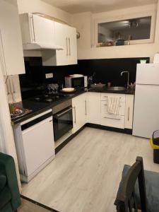 Maisons de vacances Homewood - entire property for 6 people - 4 adults maximum -In quite village 10 min from Disneyland Paris & TGV RER A : photos des chambres