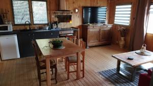 Chalets Maison bois vue Causse Larzac et viaduc : photos des chambres