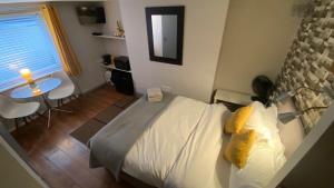 Basement Double Room - Sleeps 2  room in EI8HT Brighton Guest Accommodation